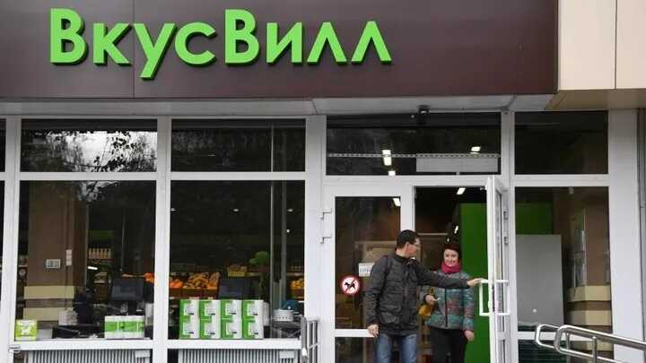 Новый скандал с «ВкусВилл»: москвич нашел крышку из фольги в бургере