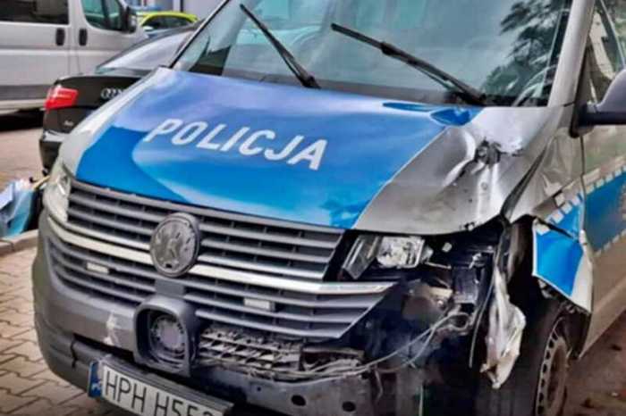 Пьяные полицейские в Польше врезались в забор на служебной машине